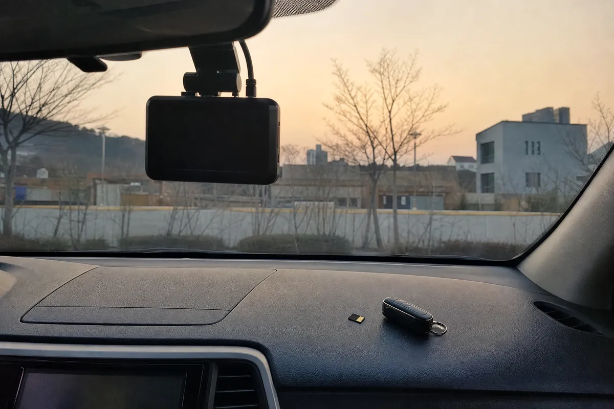 블랙박스와 메모리카드가 놓인 차량 내부