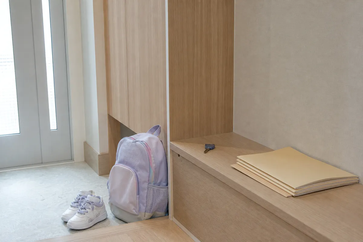 현관 옆에 놓인 어린이 가방과 운동화, 열쇠
